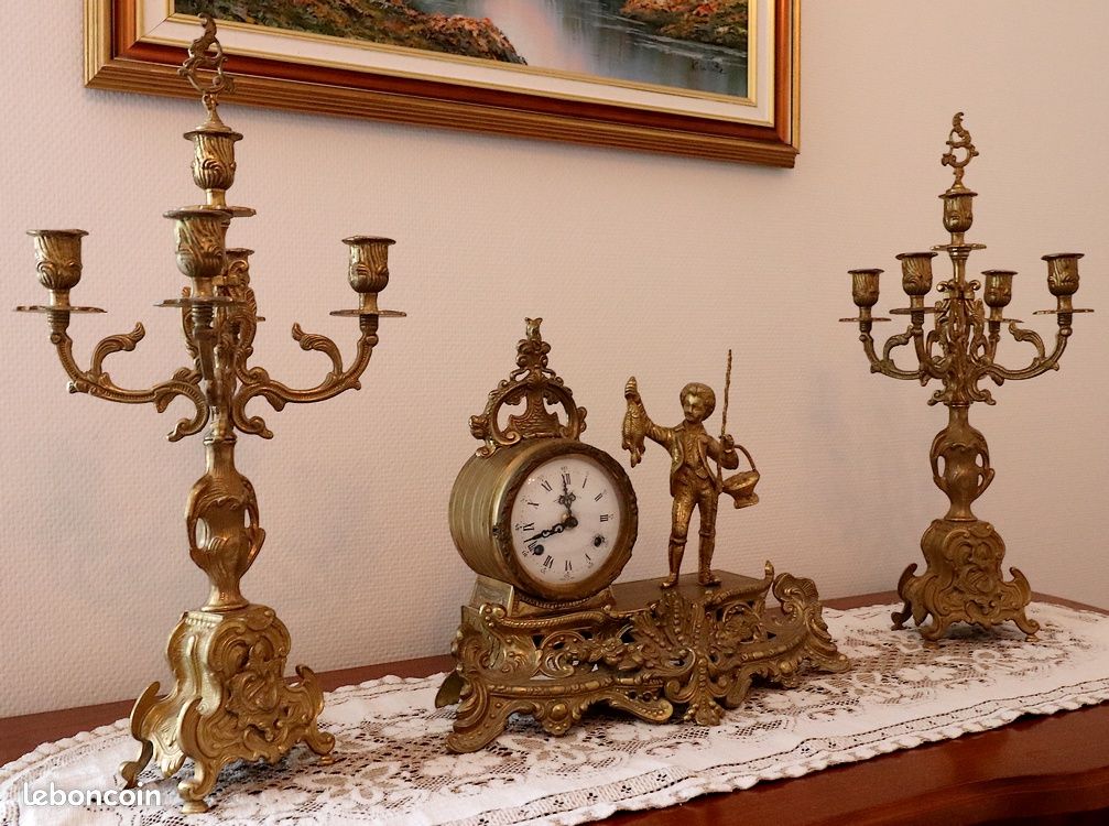 Pendule en bronze et ses deux chandeliers (image 1)