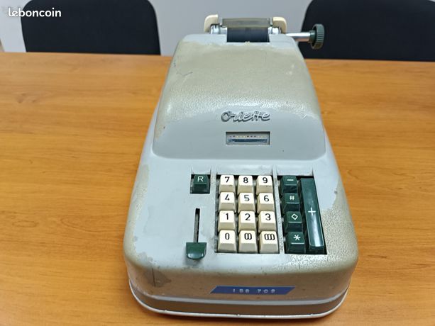Ancienne calculatrice électronique gros plan isolée sur fond blanc