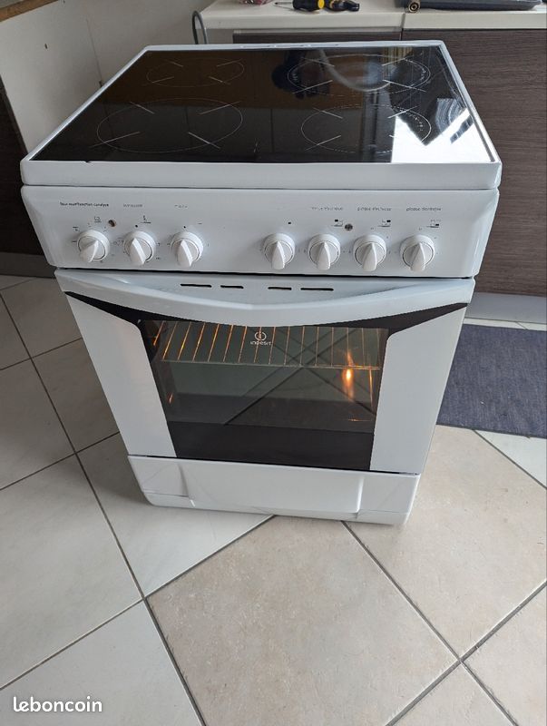 Gazinière induction Indesit (image 1)