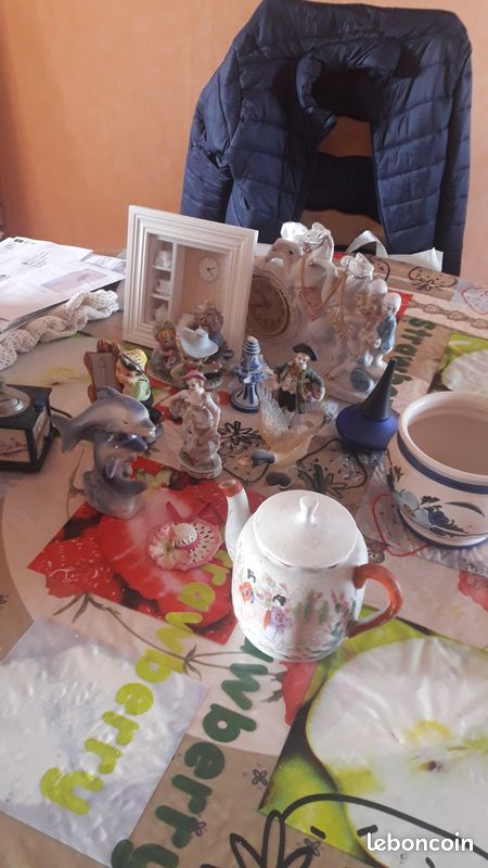 Vend uniquement en un lot nombreux petits objets et personnages hétéroclites en porcelaine et faience (image 5)