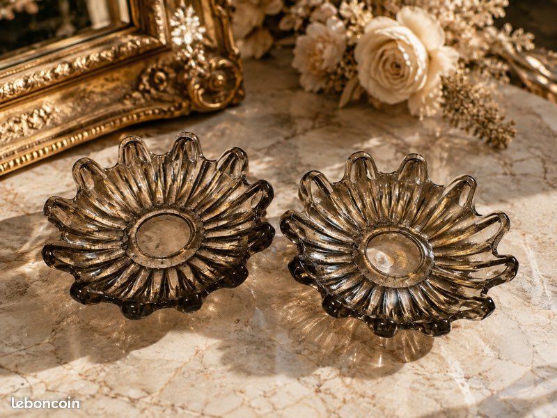 Paire de bobèches anciennes en verre fumé – Forme fleur – Lustre ancien (image 1)