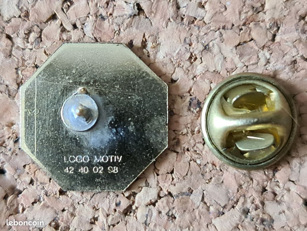 pin's matra communication (EGF argenté non signé) hauteur: 2,5 cm