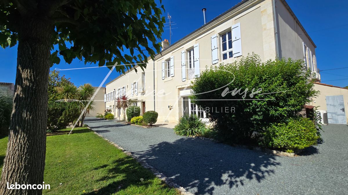Maison 11 pièces 650 m² · à Rochefort · 650 m² · 749 000 €