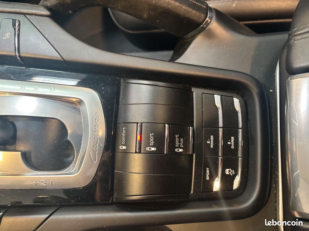 PORSCHE CAYENNE 3.0 V6 416 ch S Platinium Edition E-Hybrid Tiptronic / 1ere Main / PDLS+ / Toit Ouvrant / Camera (image 23)
