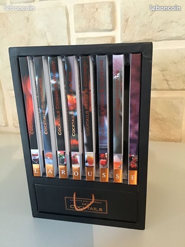 Coffret bois avec 8 livrets pour cocktails - Larousse - "la petite bibliothèque des cocktails" (image 1)