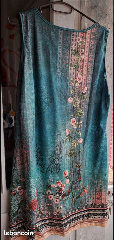 Robe satinée, sans manche, neuve (image 2)