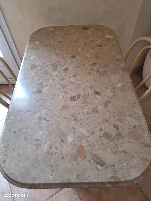 Table de cuisine beige en marbre et fonte et ses deux chaises assorties (image 3)