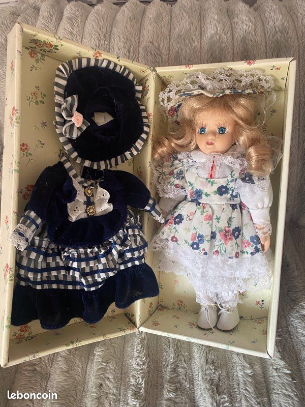 BEAU TROUSSEAU Et ACCESSOIRES DE POUPEE ANCIENNE DANS SON COFFRET