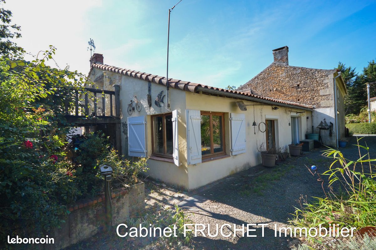 Maison 8 pièces 220 m² · à La Caillère-Saint-Hilaire · 220 m² · 159 000 €