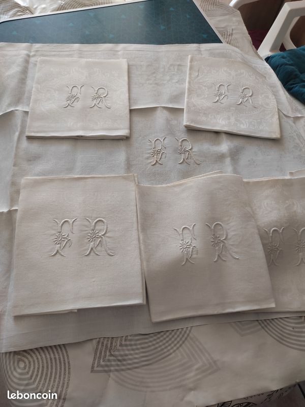 Lot de 6 serviettes de table brodé+ nappe de 2x3m (image 1)