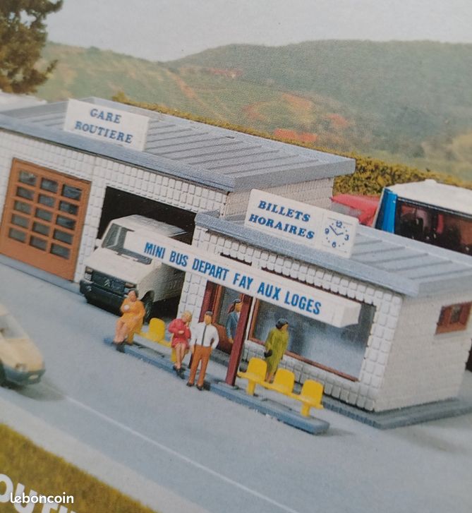 Maquette De Panneau D'affichage Publicitaire à La Gare Routière