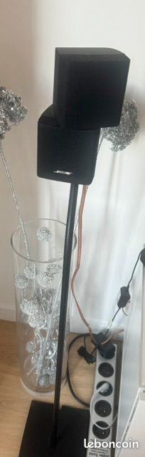 Système Bose Acoustimass avec caisson de basses et enceintes sur pied (image 2)