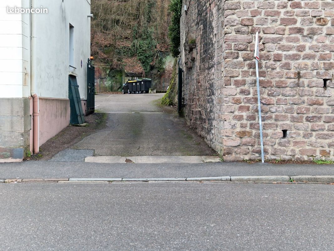 Garage à louer centre ville, quai colonel Sérot · à Épinal · 64 €/mois