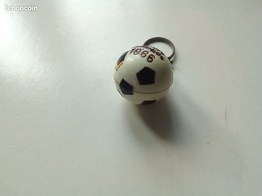 Ancien porte clé clef collection automobile station service ballon Mobil 1966 (image 4)