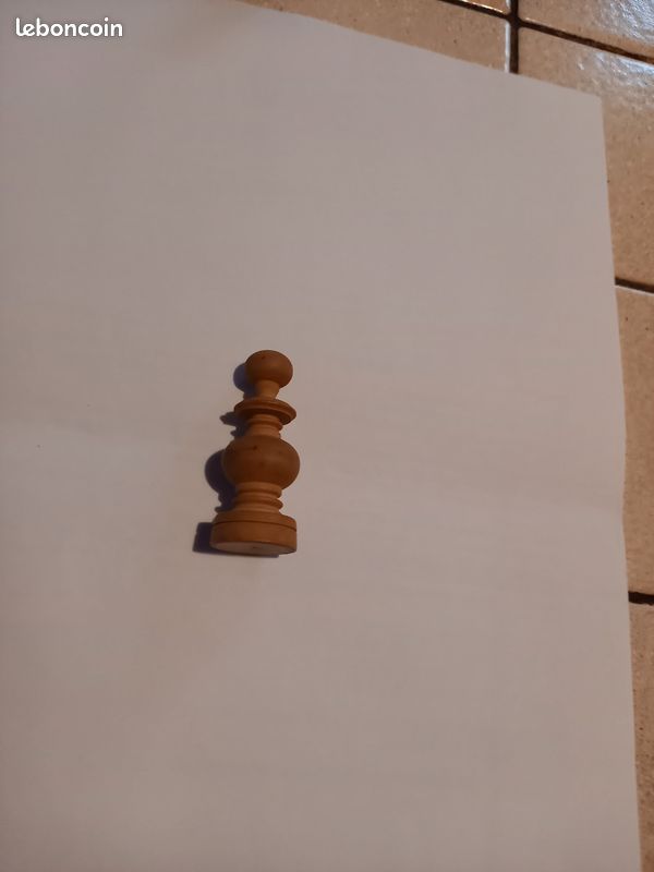 Pièces d'échecs en bois. La tour et un pion (image 2)