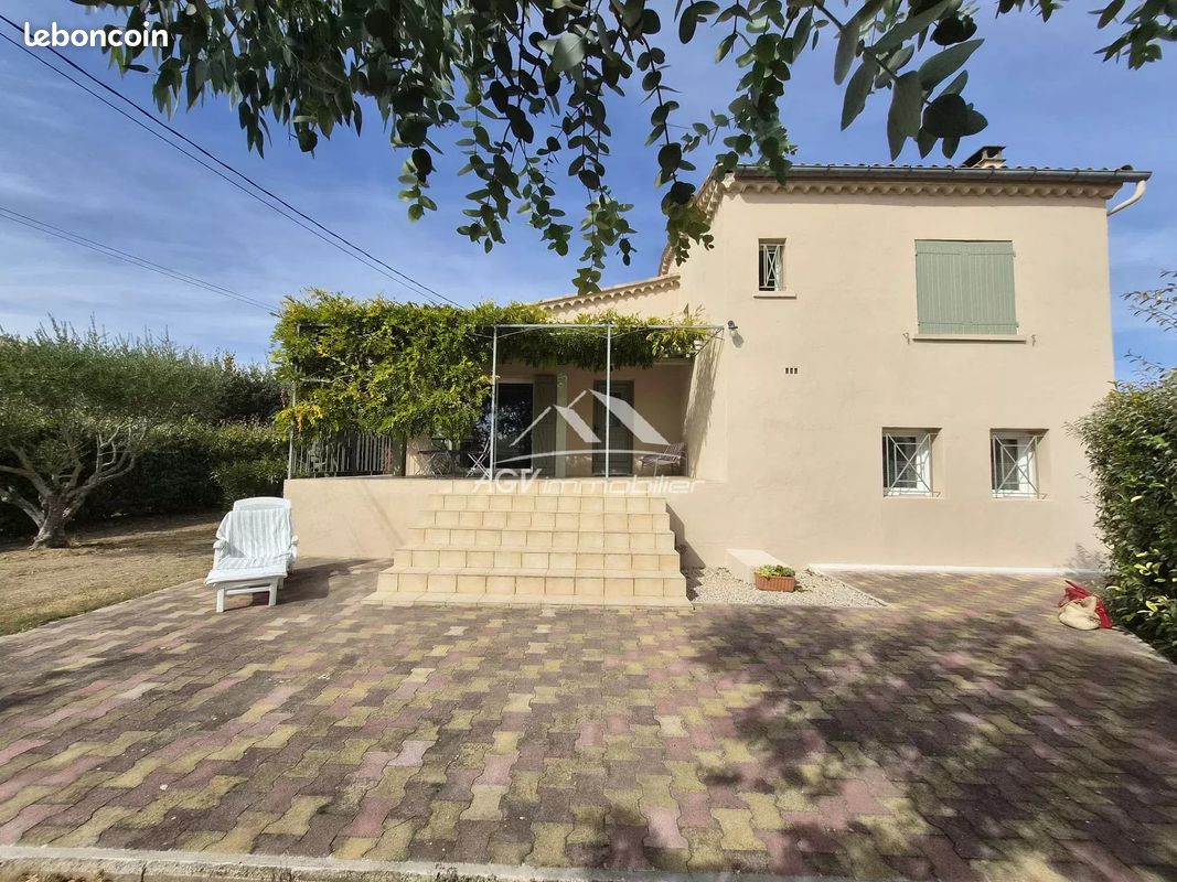 Maison 6 pièces 105 m² · à Saint-Julien-les-Rosiers · 105 m² · 320 000 €