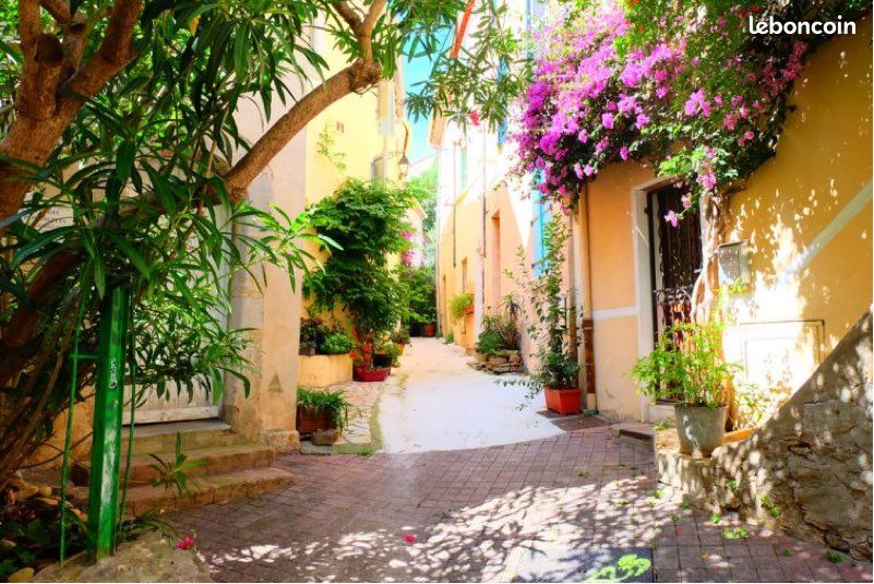 Coquet appartement dans la vieille ville d’Hyeres avec parking (image 8)