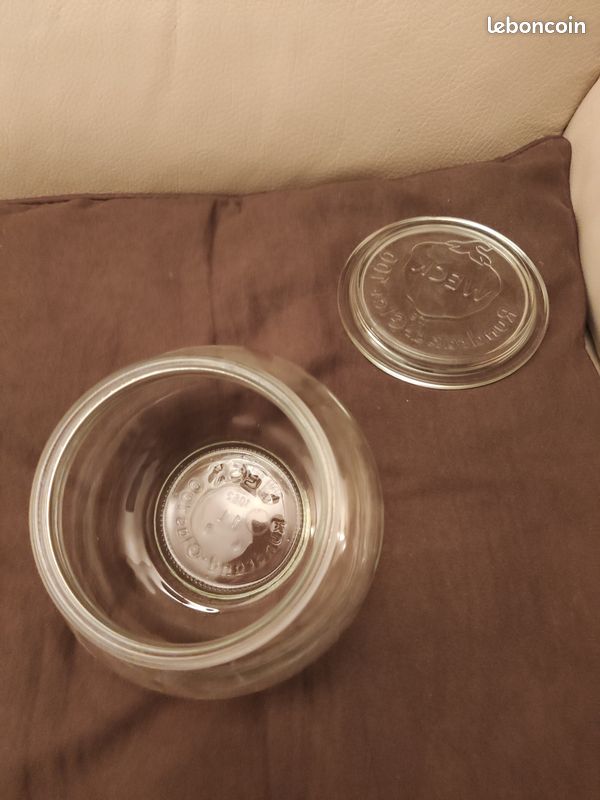 Une bonbonnière en verre bombée (image 3)