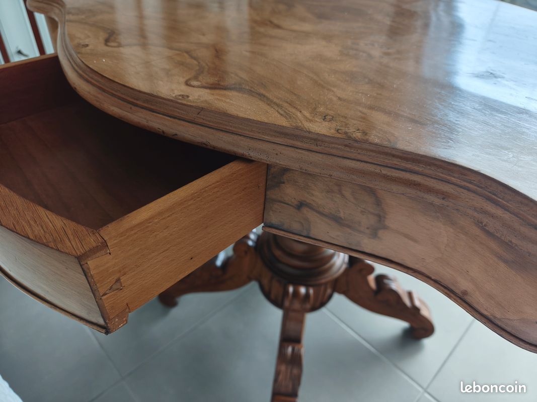 Table violon en bois massif avec pied central (image 7)