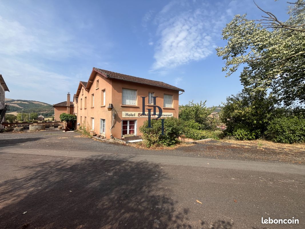 Maison 14 pièces 318 m² · à Saint-Izaire · 318 m² · 269 000 €