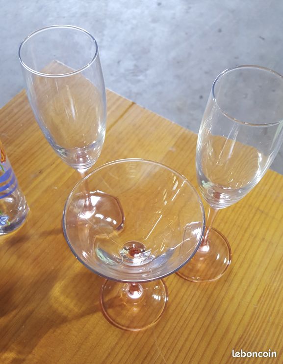 4 verres à pied rose : 2 flûtes, 1 cocktail et 1 vin (image 3)