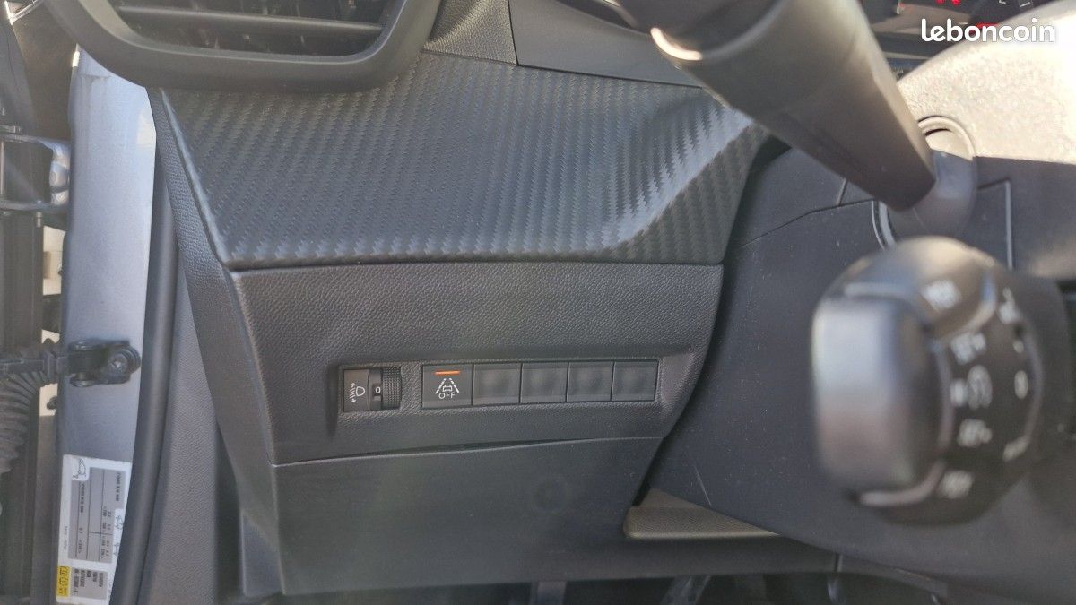 Peugeot 2008 PURETECH 100 ACTIVE PACK (image 25)
