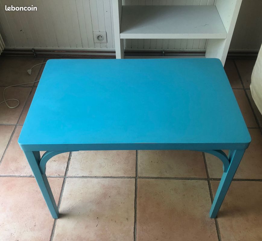 Jolie petite table en bois enfant peinte en bleu (image 1)