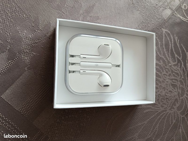 EarPods (image 2)