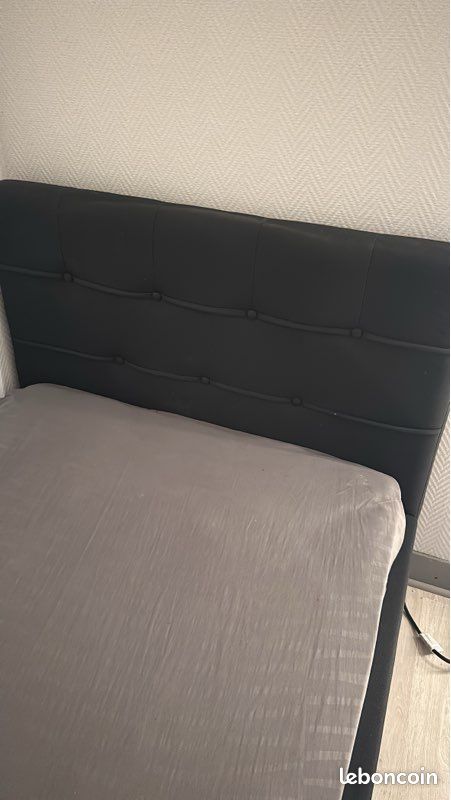 Lit simple avec matelas (image 1)