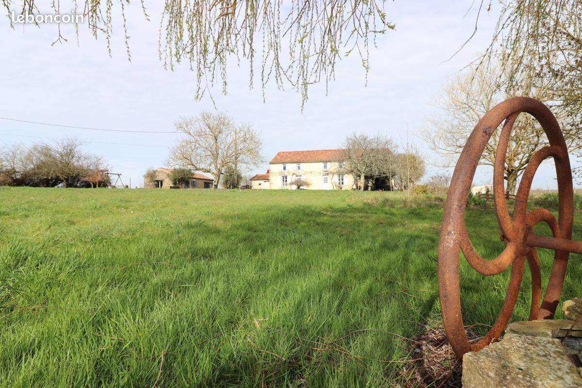 Propriété 8 pièces 300 m² - Lussant 17430 (image principale 1)