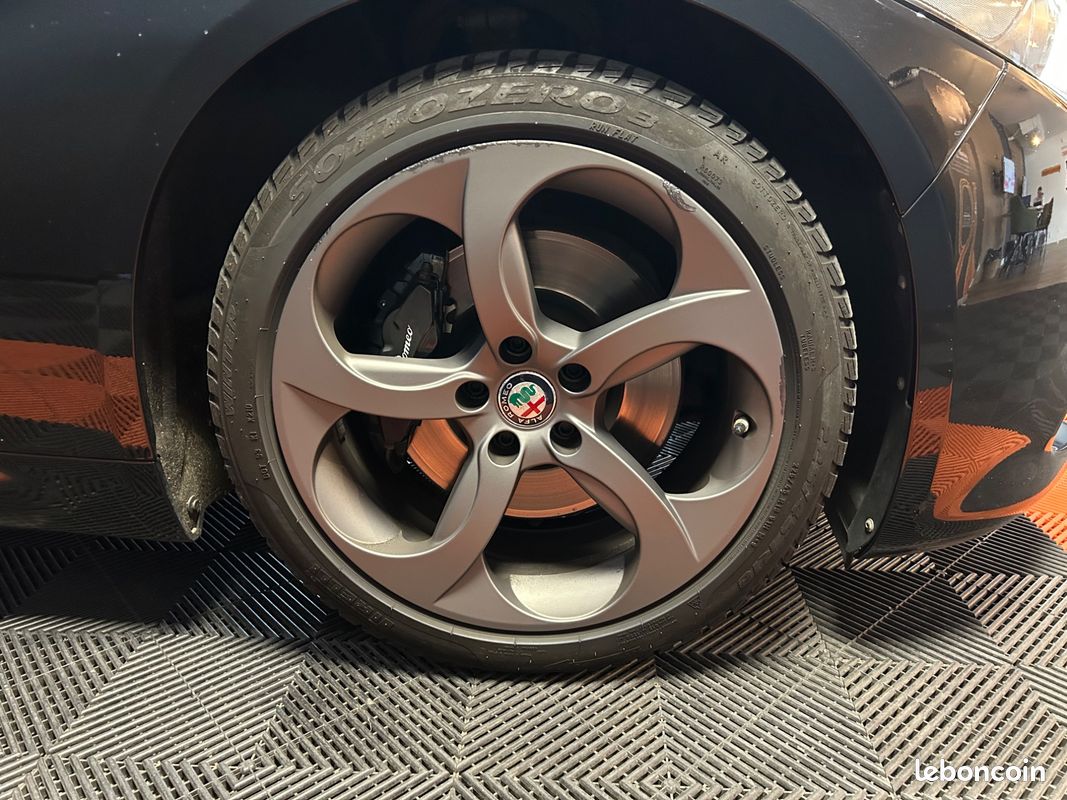 ALFA ROMEO GIULIA 2.2 210ch Q4 BVA – TOIT OUVRANT + ENTRETIEN COMPLET CONSTRUCTEUR (image 29)