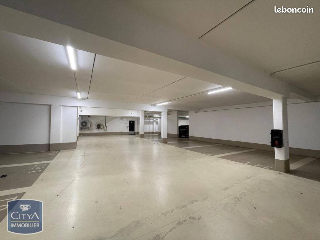 Parking Brest · 77 €/mois