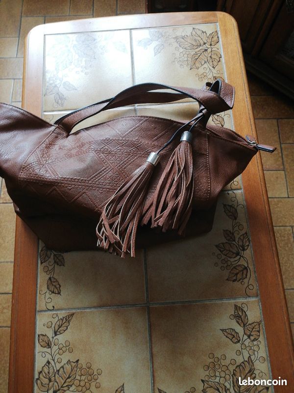 Grand sac à main couleur marron clair sans séparation milieux dessins sur le devant (image 1)