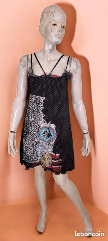 Save The Queen Taille 38 Superbe robe doublée noire sans manches