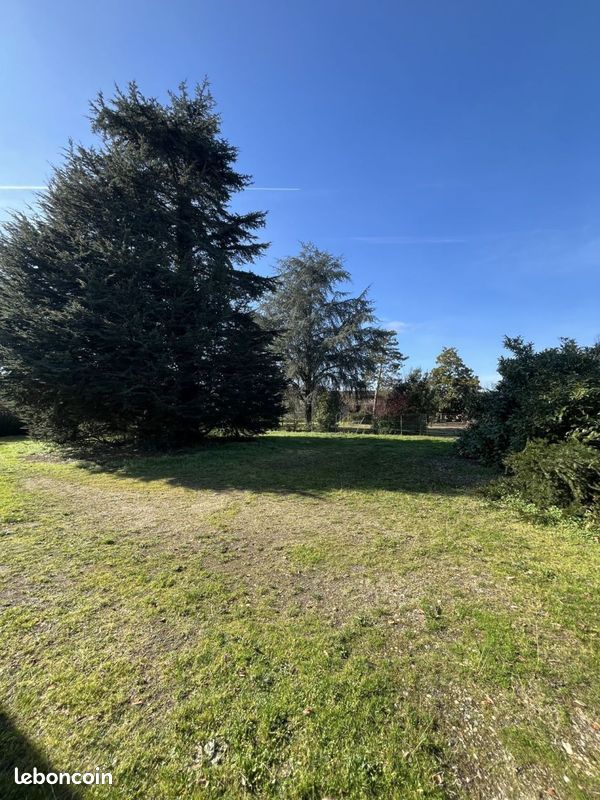 Terrain à bâtir de 1032 m² à PESSAC (33) · 253 000 €