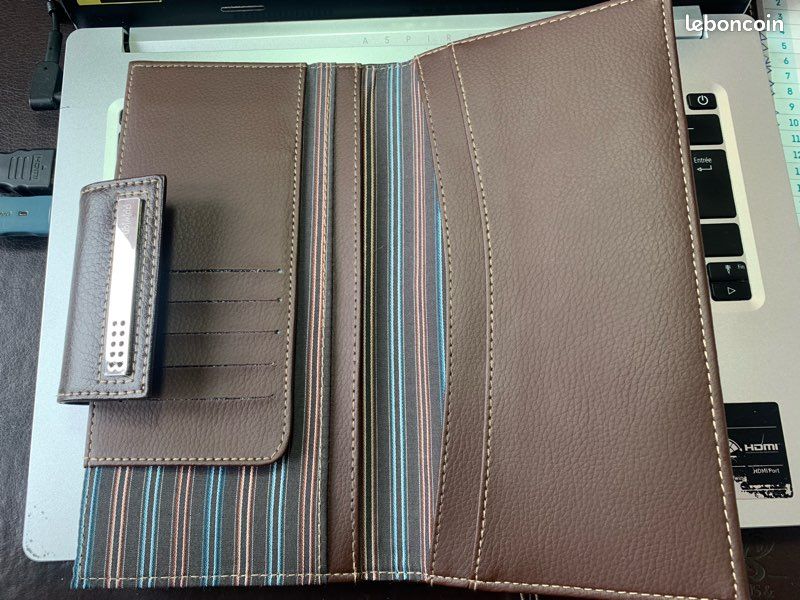 Burberry Portefeuille de voyage à motif London check Noir Gris ref