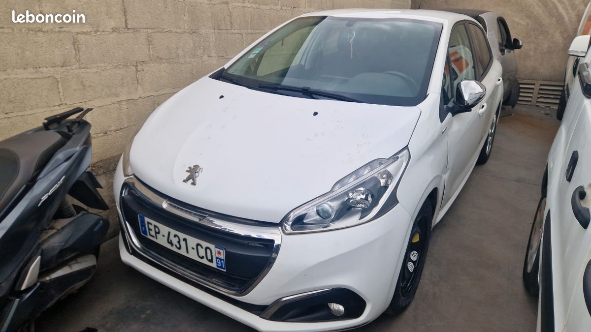 Peugeot 208 1.2l retour de vol carte grise ok (image 1)