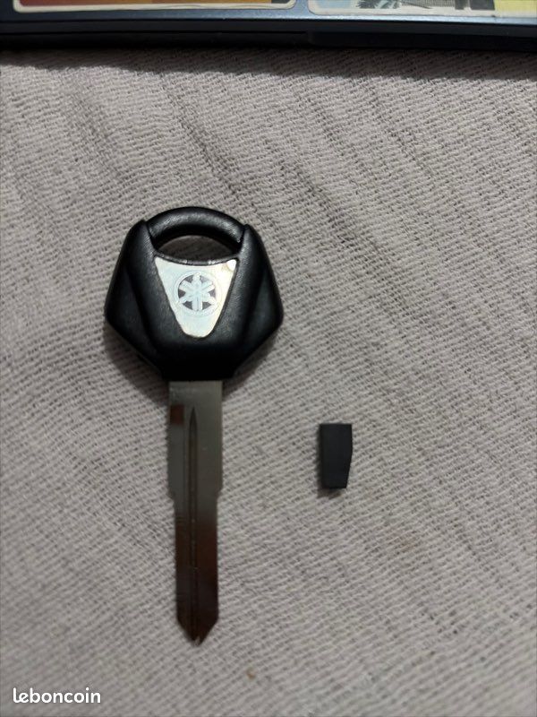 Clé pour moto Yamaha, compatible avec plusieurs modèles de la marque (image 1)