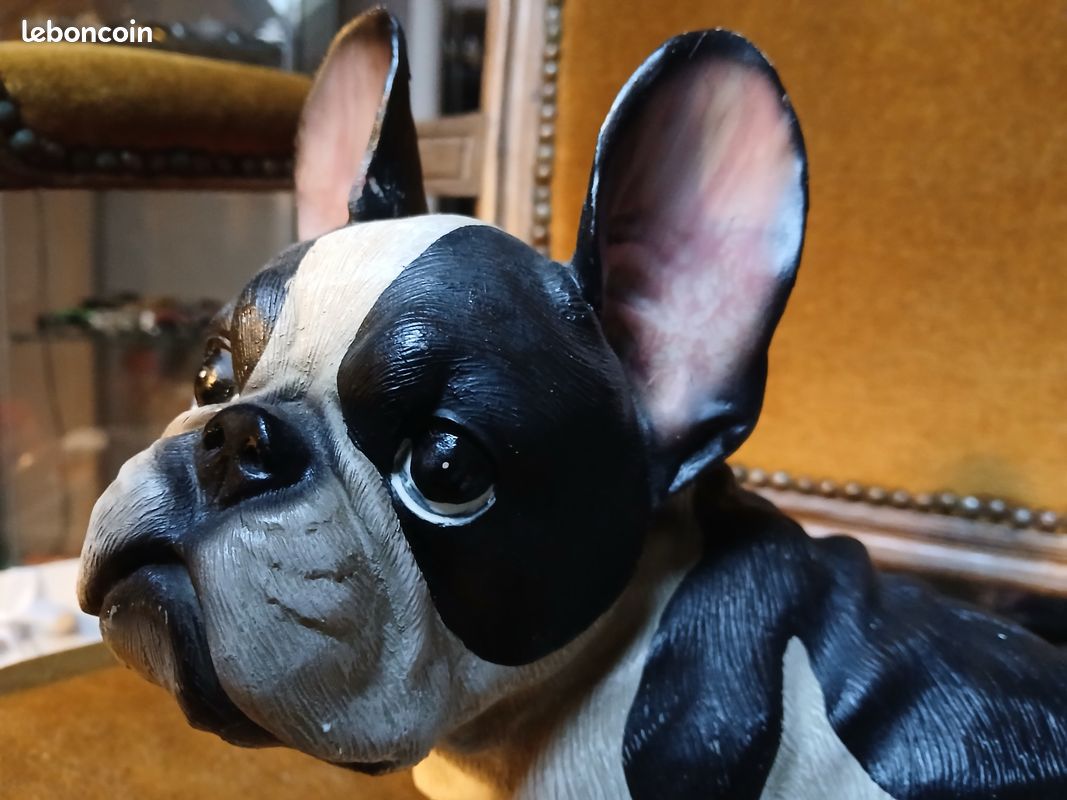 Statue en résine CHIEN bouledogue anglais allongé argent - 90 cm