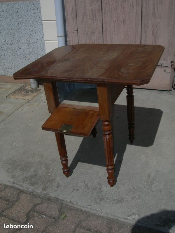 Petite table de chevet très particulière (image 1)