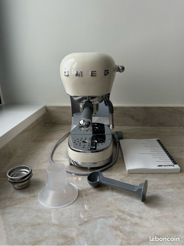 Cafetière SMEG Noir – 3 à 6 Tasses – Modèle 1683 – Neuve Sous Emballage