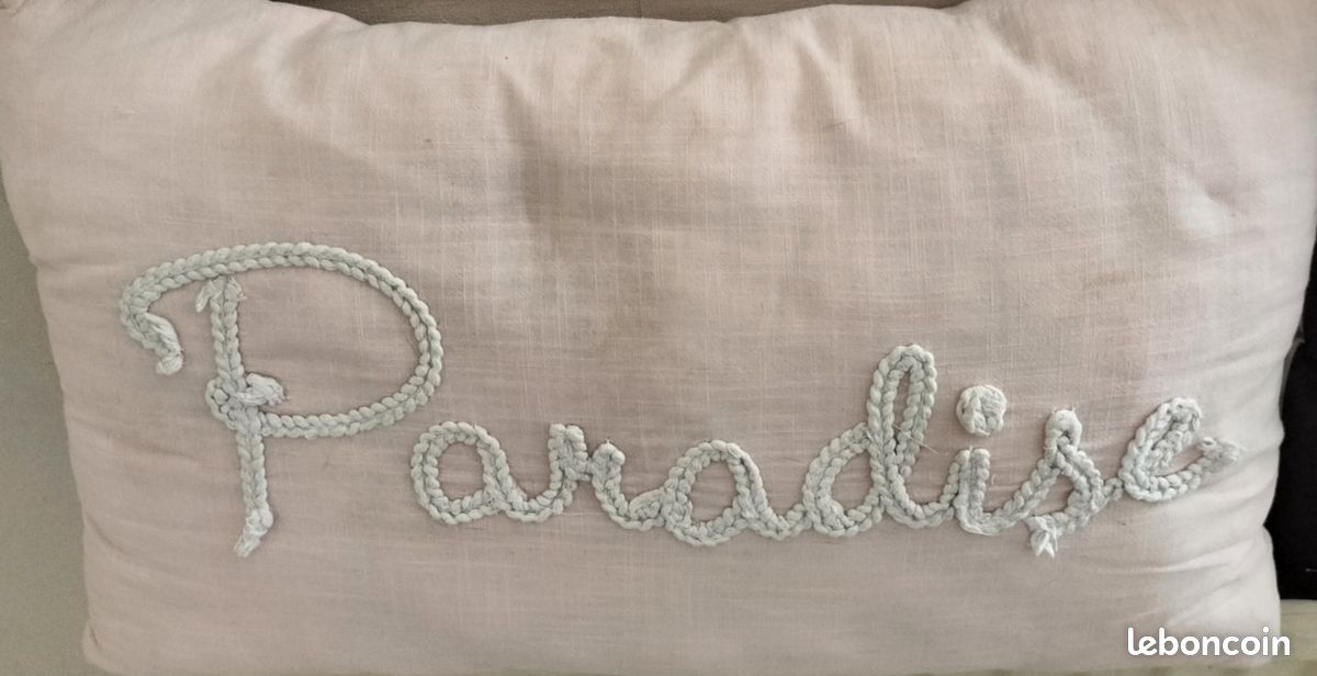 Un Coussin Rose Écriture Au Crochet (image 3)