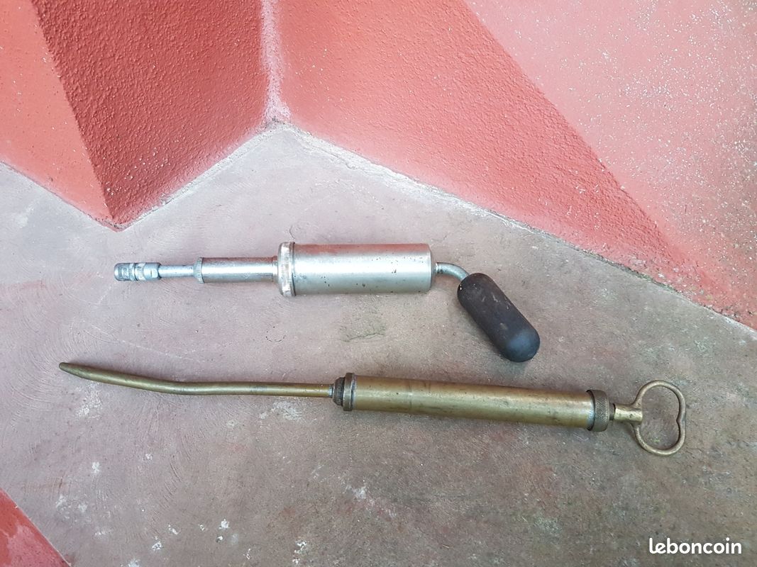 ANCIENNE SERINGUE EN VERRE 3 ml + AIGUILLE DANS SA BOITE EN METAL EUR