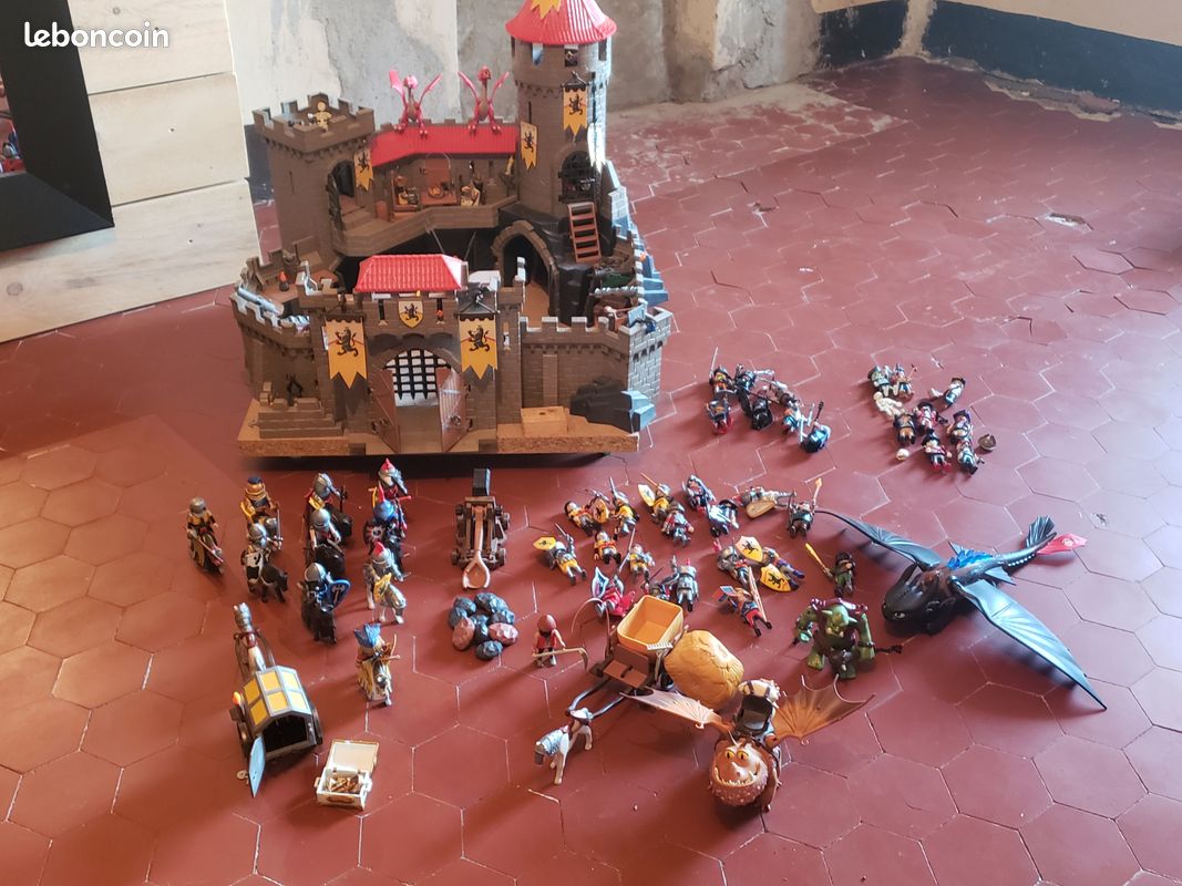 Chateau fort Playmobil + lot de très nombreux personnages et accessoires (image 1)