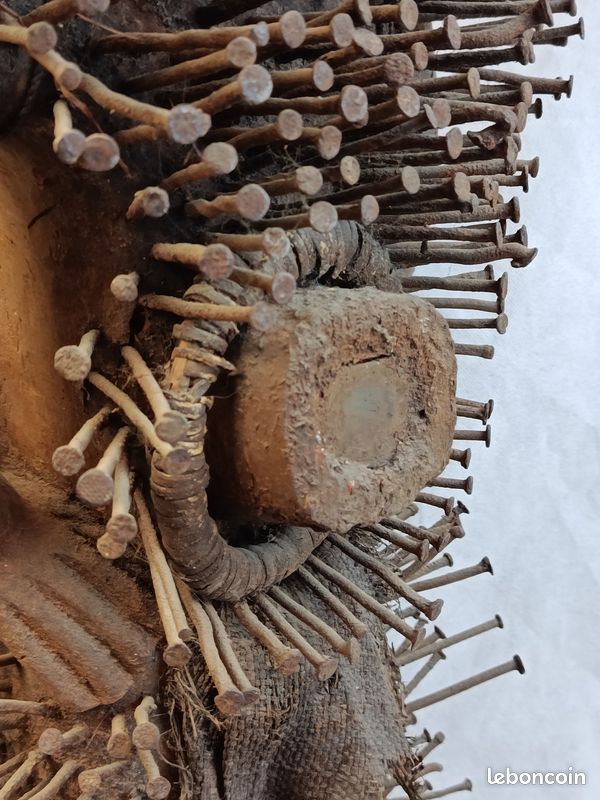 Fétiche africain Nkisi Nkondi clouté – Bois, métal, fibres – 72 cm (image 7)