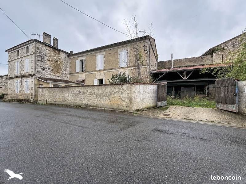 Maison 9 pièces 274 m² · à Douzat · 274 m² · 153 700 €