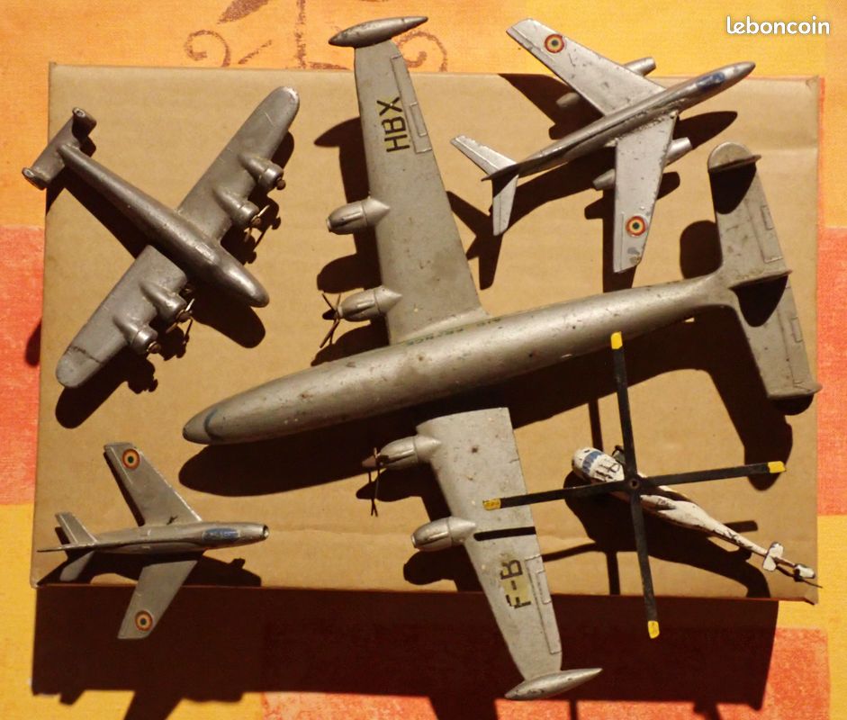 Dos aviones antiguos de fundición a presión Dinky Toys de Meccano - España
