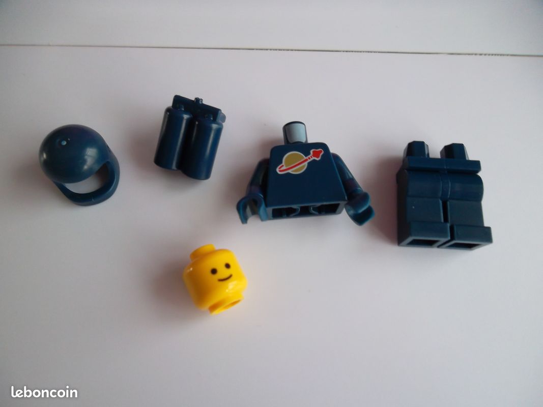 Lego space classic Astronaute Dark blue (image 3)
