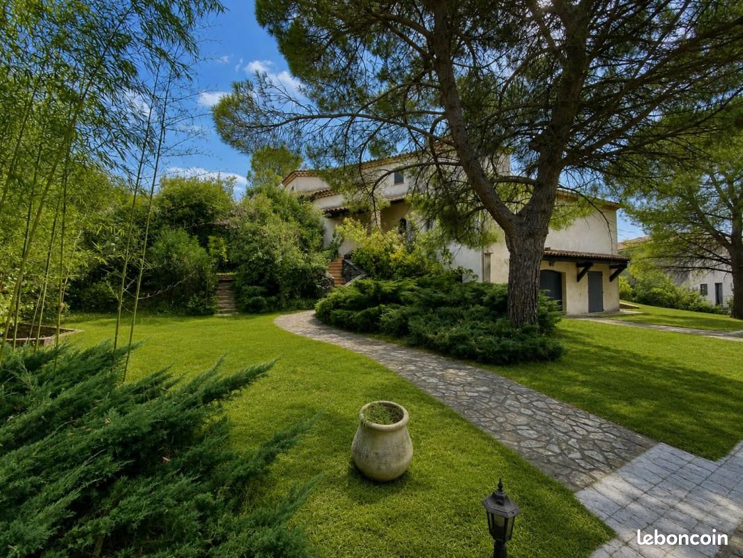 Maison 6 pièces 262 m² · à Saint-Privat-des-Vieux · 262 m² · 560 000 €