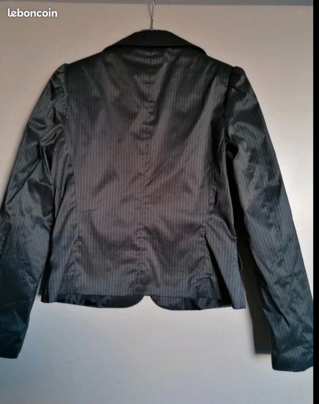 Blazer Neuf H&m taille 38 m style habillée effet tafeta 
Neuf (image 3)